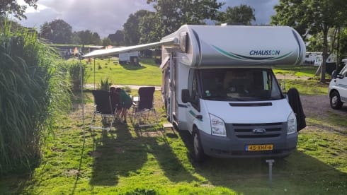 Diesel de roze schaats (kids zijn creatief 😄) – Comfortable and complete 6p alcove camper