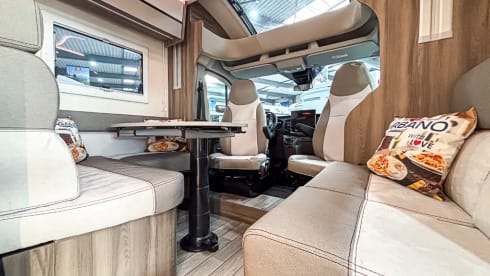 Drivetohappiness – 4p Ford semi-integrated uit 2026