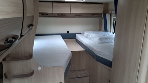 C12 – Hobby V65 Enkele Bedden Grote Garage