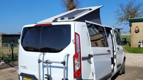 Cosy, compact off-grid Ford camper van