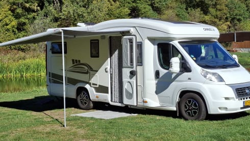 Super cozy spacious challenger eden 602 camper