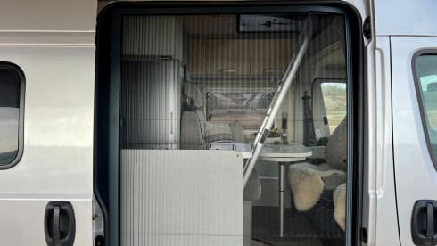 Freeda – Luxury off-grid Hymer (4p) roof tent