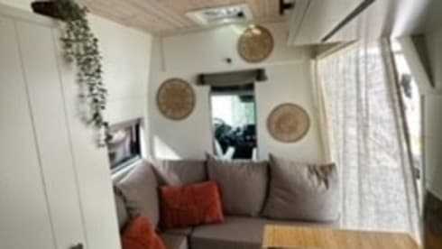El Monstro – Luxurious and comfortable 2 person camper bus