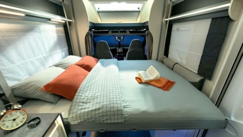 Betty Bob – Betty Bob is een luxe automatische camper met 5 zitplaatsen en 6 slaapplaatsen 
