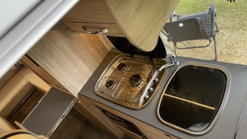 Benson – Ford Campervan mit 4 Schlafplätzen ab 2021