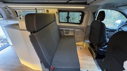 Nuggie – Fourgon aménagé Ford Nugget '25 bien conçu avec 4 couchages confortables