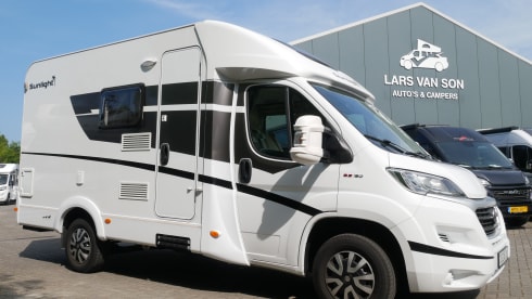 Sunlight T58, Compact 6-meter Semi-Integrated with French bed!