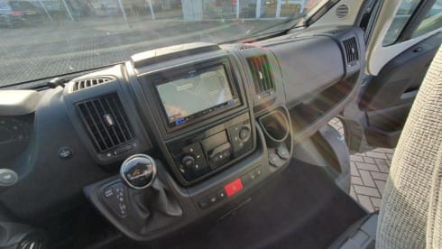 De Grijze XL – Hymer Bus Camper. 4 pers. Automatic 2020