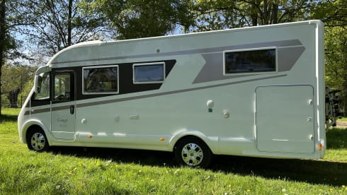 Spazioso camper integrato, pronto per essere abitato e ideale per tutta la famiglia.