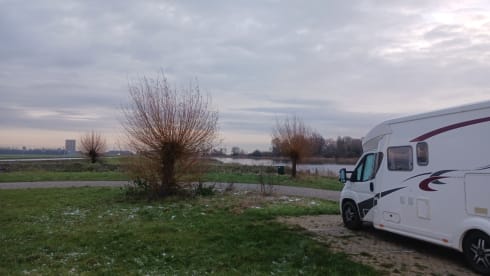 Very comfortable 3 p offgrid camper Eura Mobil