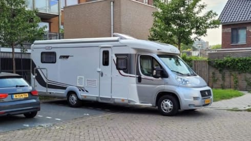 Beautiful, large and very comfortable 2p LMC semi-integral from 2009