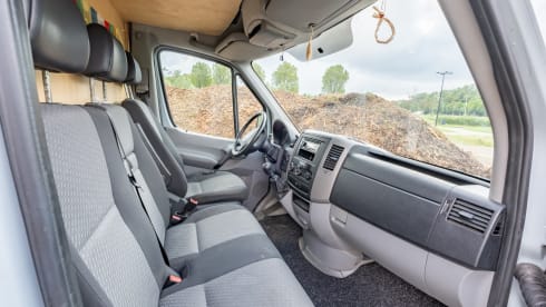 Keesie – Volkswagen Crafter Off-Grid Bus Camper with Roof Terrace
