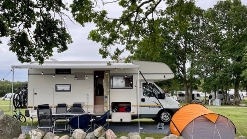 Eura Mobil – Spacious, 6-person family camper from 2003