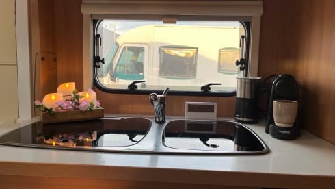 LMC Family Alcove Camper 6 persons Space saver! 