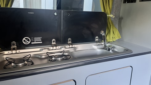 Gino D'Campo – Meet Gino D'Campo, a cosy 2 berth Vauxhall Vivaro Campervan from 2006