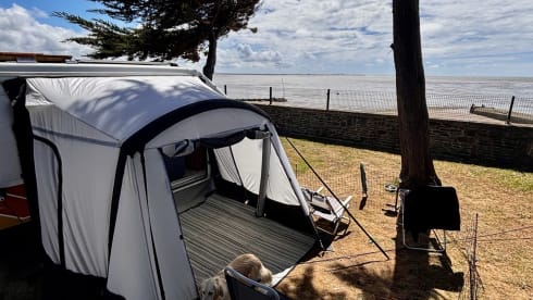 Campervan per 2 persone autosufficiente dal punto di vista energetico con terrazza prendisole (e altezza interna di 193 cm)