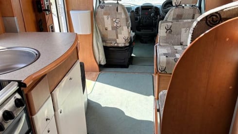 Avonturen met Bessie - een comfortabele, goed uitgeruste camper met 4 slaapplaatsen