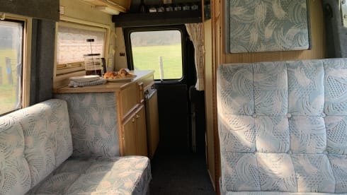 Cyril – Luxury off grid retro camper toilet hot shower 