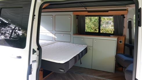 Hopper Zwart – 4p Volkswagen T6.1 from 2023. New bus!