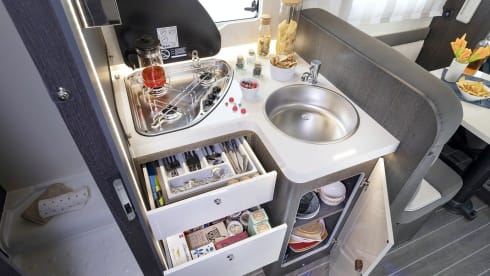 Bavarian Camper 9 – Teilintegrierter mit Innentür für 2 getrennte Räume