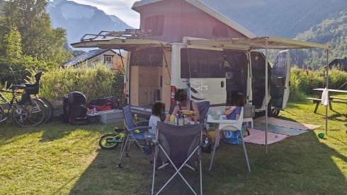 4p Ford campervan uit 2010