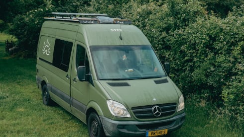 Stef – Cozy Off-grid Mercedes Campervan