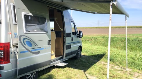 Compact and cozy camper 