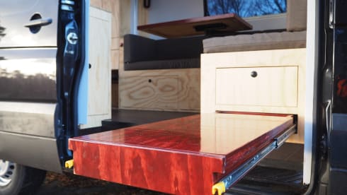 De Craftallic – 3-person camper van with lift bed