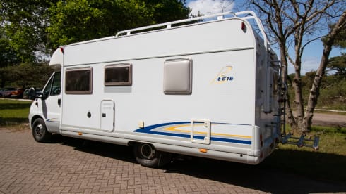 Paleisje99 – Camping-car Bürstner (2004) complet et puissant, avec 4 ceintures de sécurité et 3 couchettes.