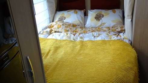 Moonlight – Wonderfully comfortable Bürstner semi-integrated motorhome