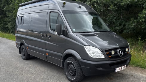 Luxury Off-Grid Mercedes Sprinter (3p) – Self-sufficient travel in style!