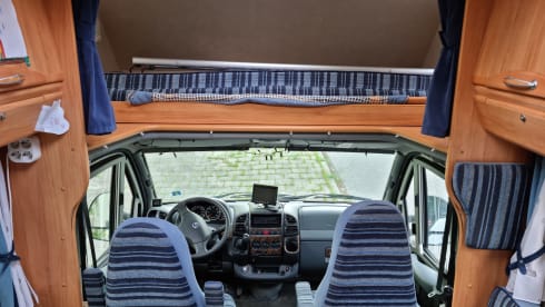 Very luxurious and spacious 4 person Alcove camper with 2 fixed spacious beds