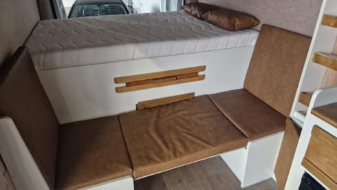 Aarts I – 3-person spacious self-built camper >>> Dog Friendly<<<