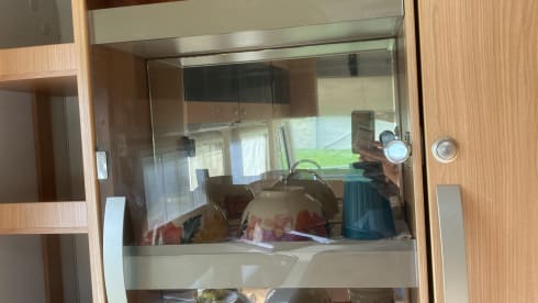 Aisholpan – Comfortabele Adria Vision met 4 slaapplaatsen voor reisplezier in alle weersomstandigheden.