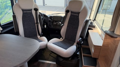 L119VP – Luxury modern 4-person Weinsberg integrated motorhome from 2026. Unlimited mileage!