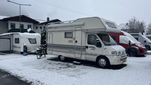 Luxury 4 person LMC - Off grid - 210 Amp - 220V - LPG cooking/heating