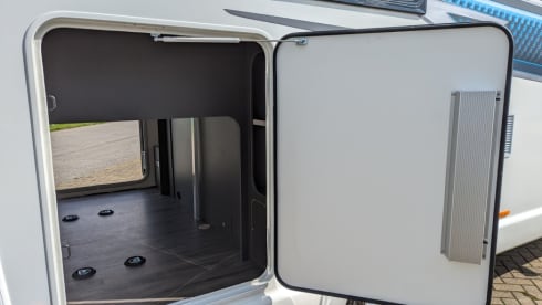 594 – 2025 Swift Voyager 594 Luxury Island Bed Model