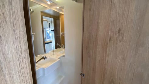 Auto Roller 747 – 2024 Roller Team Auto Roller 747 automatic six berth + six seatbelts 