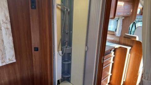 Sjors – Fiat Ducato Dethleffs Queens bed