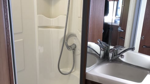 Luxurious spacious 6 person family camper with air conditioning (2x), garage and inventory.