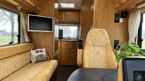 Discover freedom with our fresh Hymer B 584 – with bar layout, lifting bed 