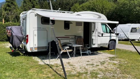 Spacious and luxurious 5 person camper Adria Matrix
