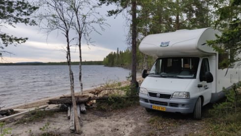 JoEliday – Spacious family camper with oven and air conditioning