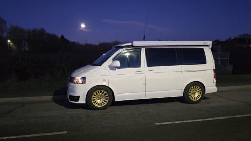 Lola – VW-Campingbus mit 4 Schlafplätzen, Baujahr 2011