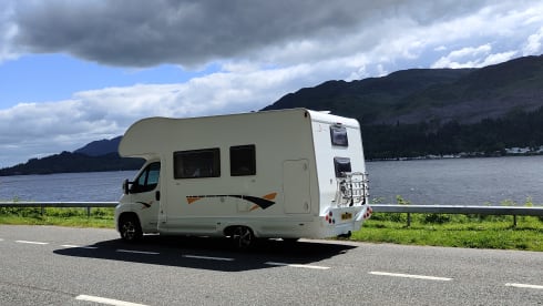 Zaneta –  Family Fiat New Life 6berth/6 belt Motorhome Hire