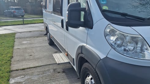 Compact and cozy 2-person Citroën Jumper Globecar bus from 2015