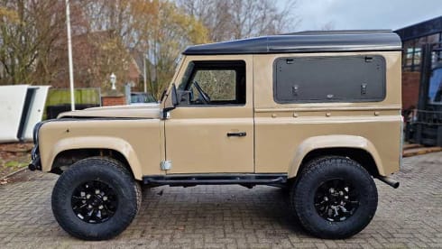 Boelo – Defender 90 300 TDI with roof tent and awning