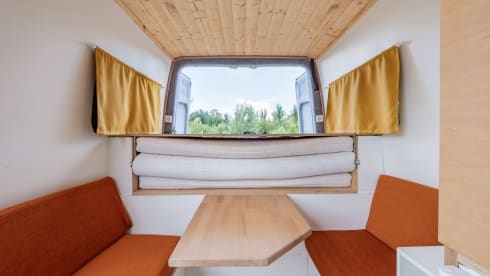 Keesie – Volkswagen Crafter Off-Grid Bus Camper with Roof Terrace