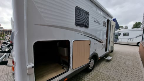 Fully equipped neat Pilote camper semi-integrated
