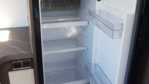 Enya – 4p Benimar semi-integrated uit 2024